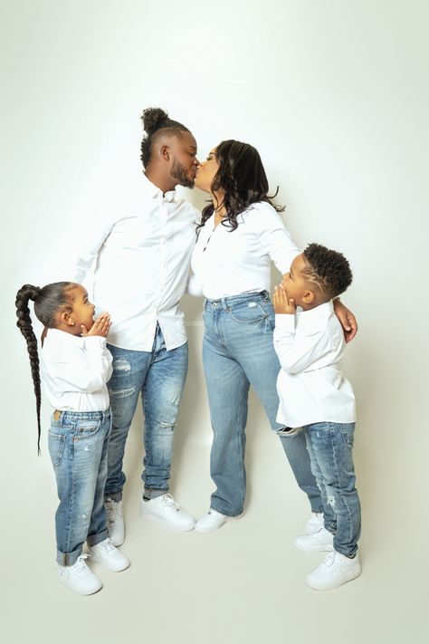 White Shirt Denim Jeans Family Photoshoot, Family Denim Photo Shoot, Denim Photoshoot Family, Denim And White Family Pictures, Denim Family Photoshoot, Photo Outfits Family, Mother Son Matching Outfits, Adult Family Photos, Family Photo Inspiration