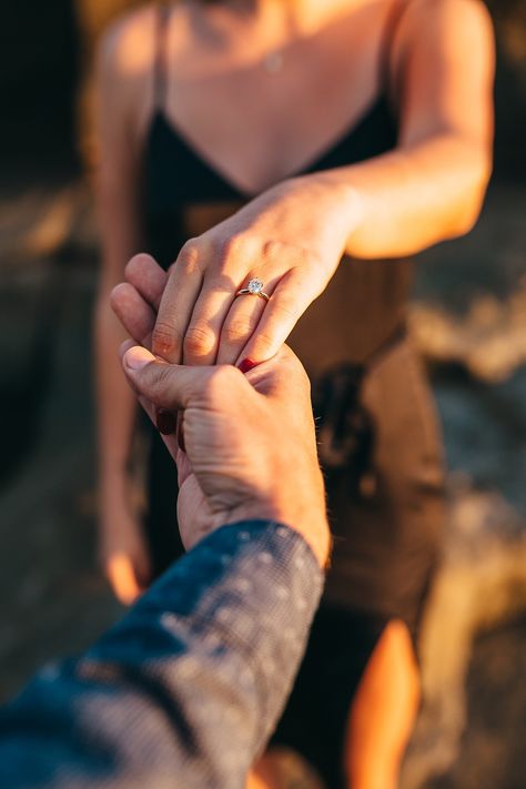 Pose For Proposal, Proposal Selfie Photo Ideas, Selfie Engagement Photos, Post Proposal Pictures, Proposal Hand Pictures, Ring Proposal Pictures, Purposal Pictures, Secret Proposal Pictures, Suprise Engament Photoshoot