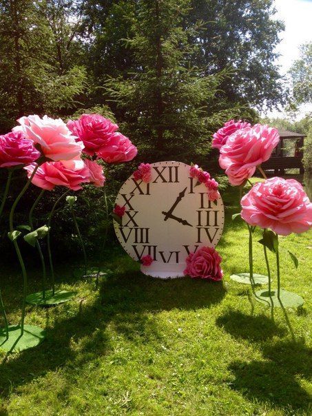 Alice Through The Looking Glass Party, Birthday Party Decorations Flowers, Party Decorations Flowers, Flowers Alice In Wonderland, Mad Hatter Tea Party Ideas, Wonderland Party Theme, Wonderland Party Decorations, Alice In Wonderland Decorations, Baby Shower Party Themes