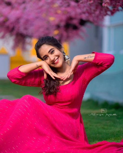 Timli Lover, Poses Dress, Deepthi Sunaina, Bride Shoot, Mehendi Photography, Single Poses, Nazriya Nazim, Indian Wedding Couple Photography, Photography Inspiration Portrait