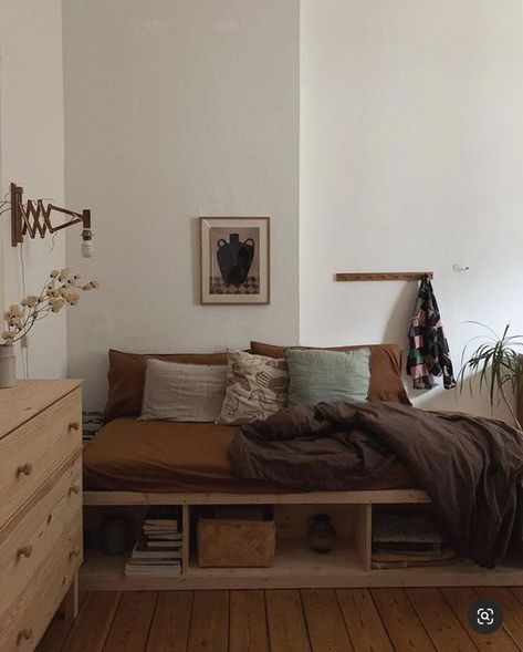 Small Bedroom Layout Ideas, Small Bedroom Layout, Earthy Brown, Built In Furniture, Bedroom Photos, Small Bedroom Decor, Tiny Bedroom, Bedroom Layouts, Scandinavian Home