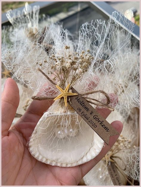 [SponsoredPost] 'To See Different Sea Shell Candles Please Visit : Https://Www.Etsy.Com/Listing/721721537/Handmade-Beach-Wedding-Decoration-Sea?Ref=Shop_Home_Feat_2AndFrs=1 The Price Is For 54 Pieces Naturel Sea Shells With Pearls If You're Looking For The Perfect Guest Gifts That Uniquely Reflect Your Occasion Then Ocean Theme Sea Shell Gel Candle Favors Can Be On The Top Of Your List. Just Think About It--These Pretty Gel Candles Can Easily Be Personalized With #beachweddingfavorsforguests Sea Shell Candles, Sea Shell Wedding Decor, Beach Wedding Candles, Luxury Beach Wedding, Pearls Wedding Theme, Wedding Candle Favors, Pearl Candle, Seashell Wedding, Seashell Candles