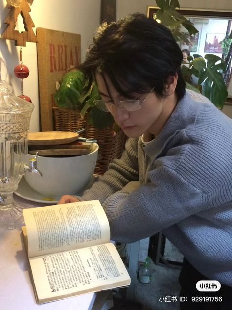 Boy Reading Book, Glasses Boy, Pinterest Boy, Aesthetic Glasses, Yukio Okumura, Boy Reading, Nerd Aesthetic, Men's Study, Nerdy Guys