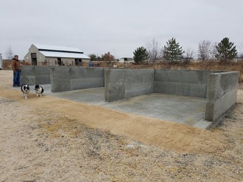 Manure Compost Bin, Horse Manure Management, Paddock Trail, Manure Composting, Manure Management, Diy Horse Barn, Horse Barn Ideas Stables, Horse Manure, Compost Bins