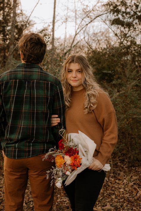 Cute couple poses with flowers. Fall picture for instagram. Couple Photoshoot With Bouquet, Couple Photos With Bouquet, Couple Photos With Flowers, Couple Photoshoot Ideas Creative, Poses With Flowers, Garland Pose, Creative Couples Photography, Fall Couple Photos, Fall Couple