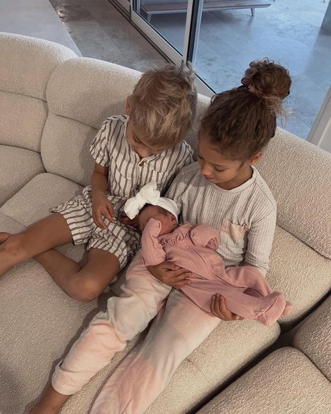 Tammy 🐚 on Instagram: “They love her so much already 🤍 my 3 babies” Family With 2 Daughters, Family With Twins, Baby Siblings, 3 Kids Aesthetic, 3 Siblings, Cute Siblings, 3 Siblings Aesthetic, Sibling Love, Aesthetic Kids