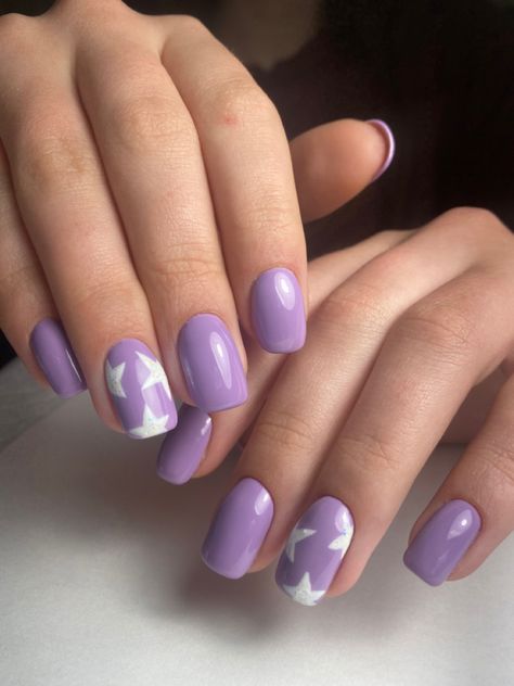 Purple Nails With Design Ring Finger, Acrylic Nails Light Purple Design, Short Square Acrylic Nails Designs Purple, Bday Nails Ideas Short Purple, Purple Design Nails Acrylic, Lilac Star Nails, Fun Purple Nail Designs, Nail Design Ring Finger, Ring Finger Design Nails