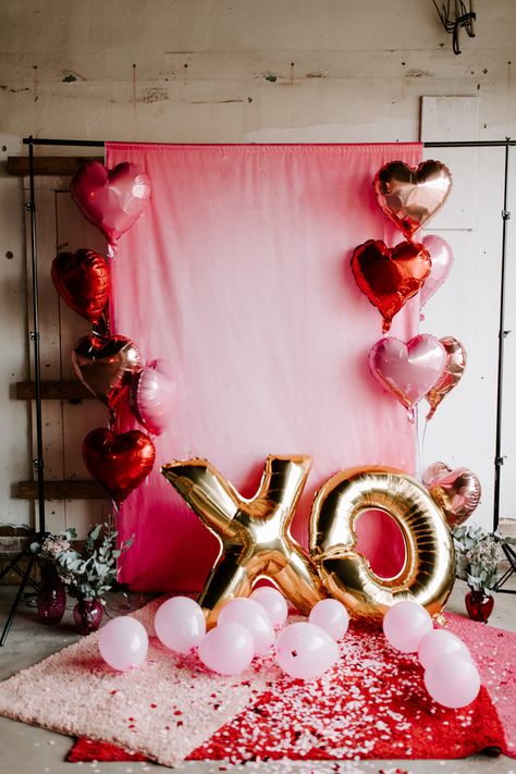 Saint Valentin Diy, Valentines Bricolage, Adult Valentines, Valentines Party Decor, Valentine Photo Shoot, Valentinstag Party, Valentines Day Pictures, Galentines Party, Photos Booth