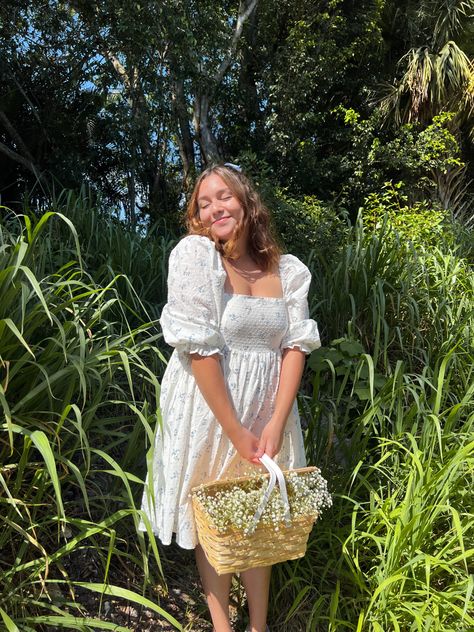 Picnic, picnic outfit, wendy darling aesthetic, cottage core, spring Wendy Darling Aesthetic, Cottage Core Aesthetic Outfit, Cottage Core Spring, Cottagecore Lifestyle, Cottage Core Outfit, Aesthetic Cottage Core, Picnic Inspo, Picnic Outfit, Wendy Darling