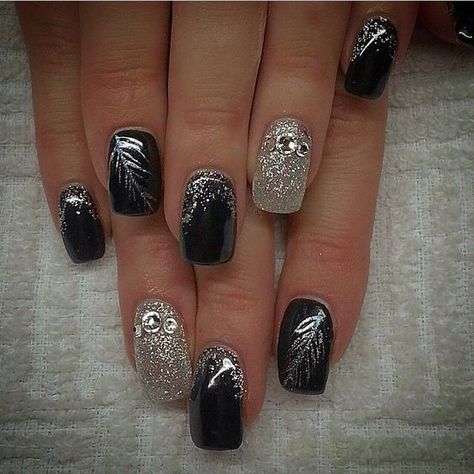 Black And Silver Dipped Nails, Black And Silver Nails, Elegant Touch Nails, Black And White Nail, Bright Nail Art, Silver Nail Designs, Multicolored Nails, Silver Nail Art, New Years Nails