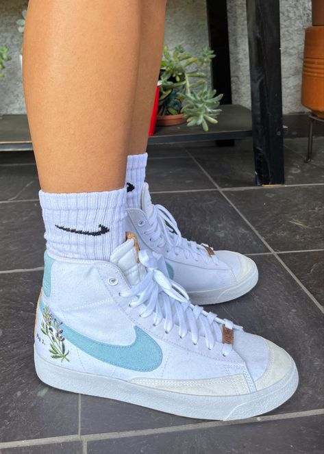 Indigo Nike Blazers, Nike Blazer Mid 77 Indigo, Nike Blazer Indigo, Blue Nike Blazer Outfit, Blue Nike Blazers Outfit, Colorful Nike Blazers, Blazer Shoes Outfits For Women, Light Blue Shoes Outfit, Nike Blazer Blue