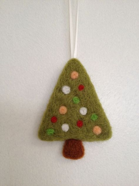 Easy Christmas Needle Felting Ideas, Needle Felt Christmas Tree, Needle Felting Christmas Tree, Needle Felt Ornaments Christmas, Needle Felted Christmas Trees, Needle Felt Christmas Decorations, Needle Felting Christmas Ornaments, Needle Felt Christmas Ornaments, Needle Felt Ornaments