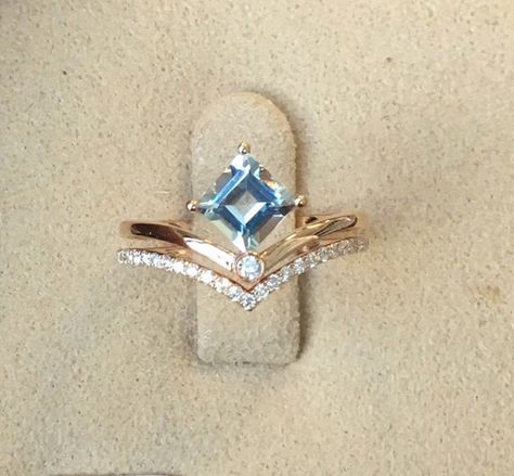 Engagement Ring Aquamarine, Engagement Ring Alternative, Rose Gold Diamond Engagement Ring, Emerald Engagement Ring Set, Blue Aquamarine Ring, Raw Diamond Rings, Dainty Engagement Rings, Alternative Engagement Ring, Antique Wedding Rings