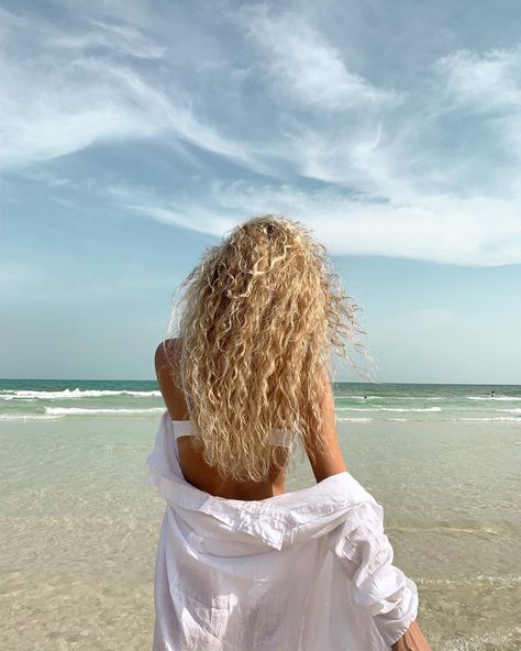 Vacation Hairstyles, Blonde Curly Hair, Blonde Curls, Dream Hair, Beach Hair, Nude Nails, Curly Blonde, Wavy Hair, The Wind