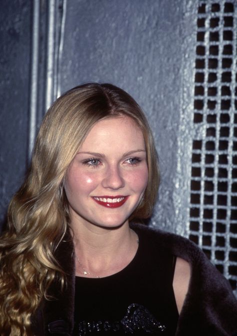 Kirsten Dunst Makeup, Kristen Dunst 90s, Kirsten Dunst 90s, Kirsten Dunst Hair, Mary Jane Watson Kirsten Dunst, Kristin Dunst, Medium Blonde Hair Color, 90's Makeup, Kirsten Dunst Style