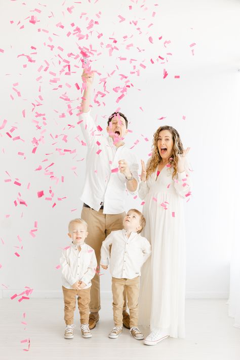 Family just found out they are having a girl, confetti popper reveals baby's gender. Cute Gender Reveal Photos, Instagram Gender Reveal Photo, Photoshoot Gender Reveal Ideas, Gender Reveal Shooting Ideas, Studio Gender Reveal Photos, Gender Reveal Studio Photoshoot, Gender Reveal Ideas Photoshoot, Gender Photoshoot, Gender Reveal Photoshoot Ideas