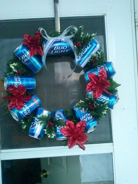 Beer Can Party Decorations, Beer Can Christmas Decorations, Beer Christmas Decorations, Beer Christmas Gift Ideas, Beer Can Wreath, Beer Can Diy, Christmas Beer Gifts, Beer Can Christmas Tree, Beer Ornaments