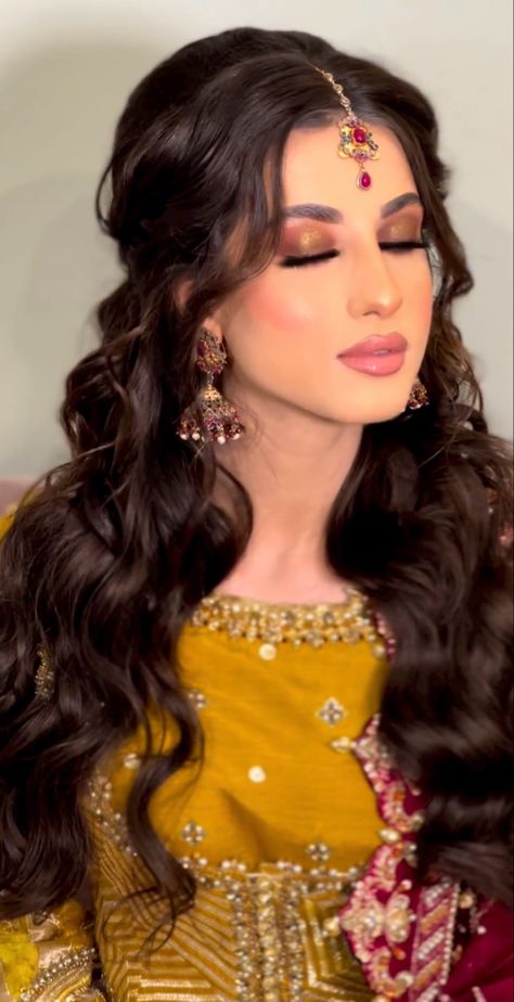 Hair Jewelry For Middle Part, Wedding Hairstyles For Long Hair Pakistani, Desi Half Up Half Down Hair, Desi Bridesmaids Hairstyles, Mendhi Hairstyles Bridesmaid, Desi Wedding Hair Styles, Mehndi Hair Styles Pakistani, Hair Styles For Desi Wedding, Mendhi Hairstyles For Bride