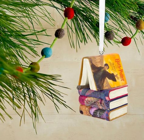 16 bookish decorations and ornaments, not only for Christmas Harry Potter Christmas Ornaments, Harry Potter Ornaments, Cumpleaños Harry Potter, Book Christmas Tree, Stacked Books, Harry Potter Decor, Reading Adventure, Harry Potter Christmas, Harry Potter Books