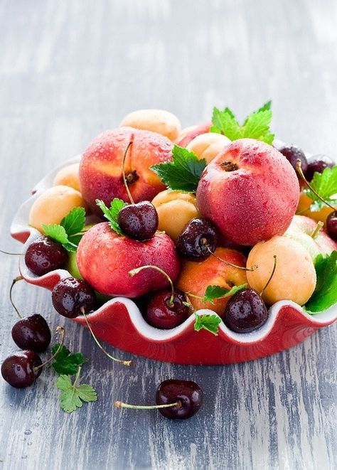 Nectarines & cherries Nectarine Recipes, Cherry Cobbler Recipe, Mulberry Recipes, Storing Fruit, Fresh Fruit Recipes, Stone Fruits, Raspberry Recipes, Popular Diets, Mango Recipes