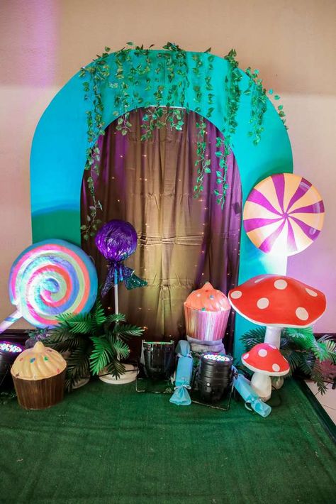 Willy Wonka Birthday Party Ideas, Willy Wonka Door Decorations, Diy Willy Wonka Decorations, Charlie And The Chocolate Factory Decorations, Willy Wonka Classroom Theme, Willy Wonka Christmas Tree, Willy Wonka Art Projects For Kids, Willy Wonka Party Ideas, Willy Wonka Trunk Or Treat Ideas