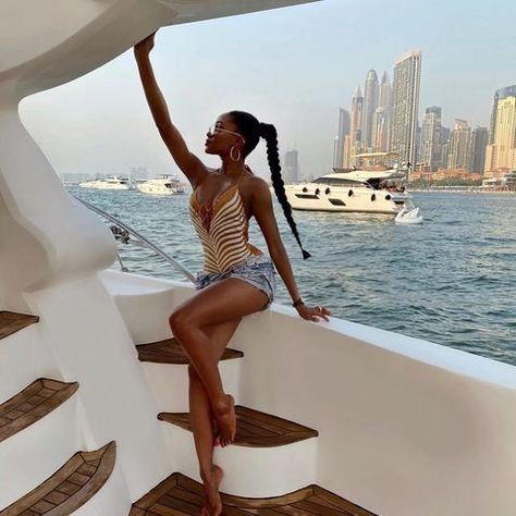 𝐁𝐥𝐚𝐜𝐤 𝐖𝐨𝐦𝐞𝐧 𝐢𝐧 𝐋𝐮𝐱𝐮𝐫𝐲 (@blackwomeninluxury) • Instagram photos and videos Black Girls Luxury Lifestyle, Rich Women Lifestyle, Luxury Lifestyle Women, Black Femininity, Black Luxury, Women Lifestyle, How To Pose, Vacation Outfits, Luxury Lifestyle