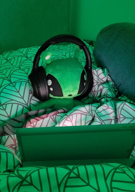 Alien Lockscreen, Green Coding Aesthetic, Alien Aesthetic Pfp, Ikea Alien Plush Pfp, Alien Astethic, Aliencore Aesthetic, Aliens Guy, Alien Plush, Alien Aesthetic