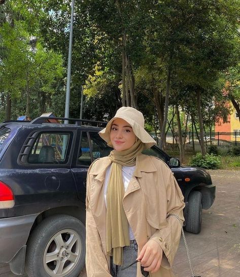 Hijab With Hat Style, Hijabi Style Outfits, Zoo Outfit, Online Shopping Clothes Women, Modest Fall Outfits, Movie Date Outfits, Safari Outfit, Hijab Look, Modern Hijab Fashion