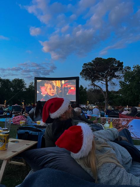 Christmas Outdoor Movie Night, Outdoor Movie Aesthetic, Outdoor Cinema Aesthetic, Outdoor Christmas Movie Night, Watching Christmas Movies Aesthetic, Pool Movie, Outside Movie, Rooftop Cinema, Cinema Date