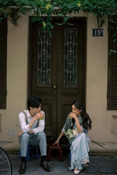 Pre Wedding Korea Outdoor, Engagement Photos Korean, Vietnam Engagement Photos, Engagement Photos Asian, Pre Wedding Photography Poses, Simple Prewedding Photoshoot, Asian Engagement Photos, Korean Prewedding Photography, Pre Wedding Photoshoot Theme