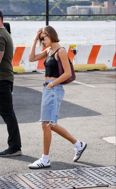 Adidas Samba Outfit Women, Hailey And Justin Bieber, Hailey Bieber Street Style, Hailey And Justin, Adidas Samba White, Hailey Bieber Outfits, Scandi Fashion, Adidas Samba Outfit, Hailey Bieber Style