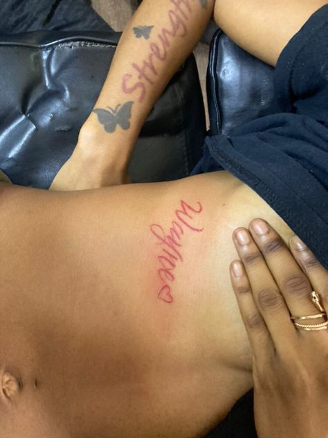 Small Name Tattoos Black Women, Tattoos With Mothers Name, Boyfriend Tattoo Name, Tattoo Ideas Boyfriends Name, Name Tattoo On Thigh For Women, Getting Boyfriend Name Tattoo, Red Ink Name Tattoos Women, Tattoo His Name, Pretty Name Tattoos For Women