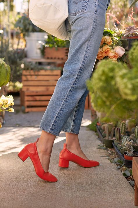 Everlane's New Shoes Are All You Need This Season+#refinery29 Everlane Day Heel, Highschool Football, 80s Outfits, Womens Fashion Casual Chic, Womens Beach Fashion, Womens Fashion Casual Outfits, Oufits Casual, Womens Fashion Casual Fall, Womens Fashion Casual Winter