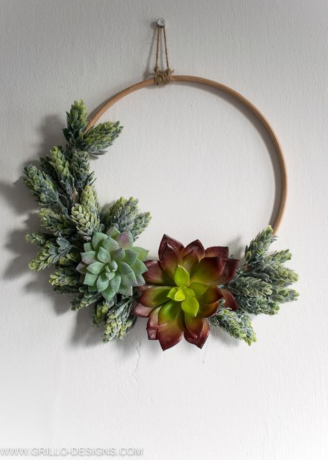 Learn how to make a super quick DIY minimalist fall succulent wreath for your door or wall using an embroidery hoop and a glue gun! #FALLWREATH #succulent #wreath #wreathtutorial Succulent Wreaths, Faux Succulent Wreath, Succulent Wreath Diy, Making Wreaths, Succulent Planter Diy, Succulent Wreath, Christmas Mesh Wreaths, Yarn Wreath, Christmas Lunch