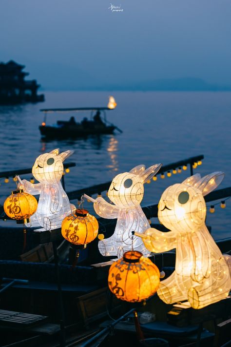 Queens Garden Party, Chinese Moon Festival, Rabbit Lantern, Autumn Moon Festival, Chinese Lantern Festival, China Traditional, Vietnam Art, Chinese Festival, Moon Festival