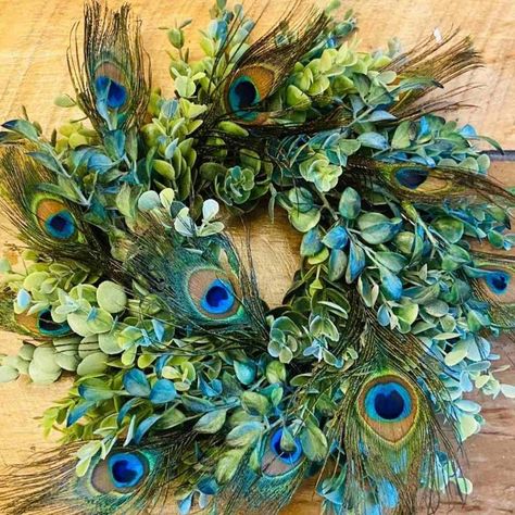 Peacock Wreath Diy, Peacock Feather Wreath, Peacock Christmas Decorations, Peacock Feather Decor, Peacock Christmas Tree, Peacock Feather Art, Peacock Wreath, Peacock Crafts, Rainbow Wreath