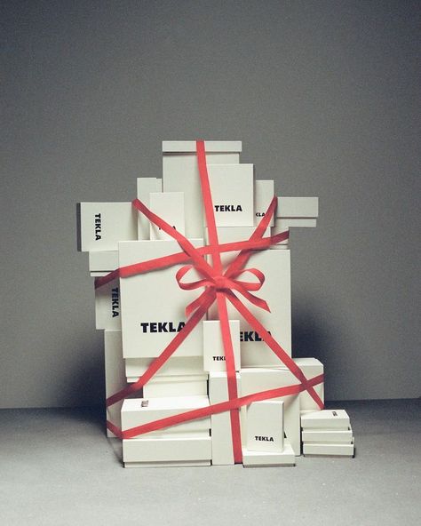 Tekla (@teklafabrics) • Instagram photos and videos Unique Gift Packaging, Gift Box Photography Styling, Clever Wrapping Ideas, Holiday Product Photoshoot, Holiday Product Shoot, Gifting Photography, Christmas Product Shoot, Box Product Photography, Gift Set Design