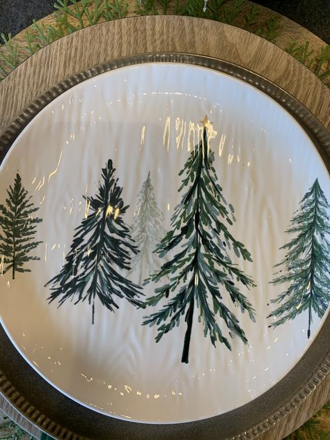 Christmas Tableware Plates, Christmas Tree Plates, Diy Pottery Painting Christmas, Christmas Pottery Plate Ideas, Christmas Tree Pottery Painting, Festive Pottery Painting, Paint Your Own Pottery Christmas, Pottery Painting Christmas Plate, Christmas Pottery Ideas Ceramics Plates