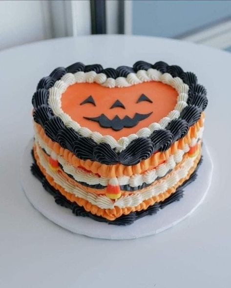 Halloween Vintage Cake, Halloween Heart Cake, Vintage Halloween Cake, Halloween Buttercream Cake, October Treats, Cute Halloween Cakes, Party Pooper, Spooky Cake, Halloween Heart