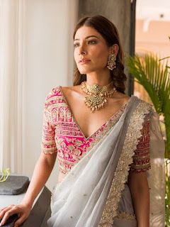 Sari Trends 2023, Jewellery For Designer Saree, Blouses For Sarees Ideas, Trending Saree Blouse Designs 2023, Blouse Designs For Reception Sarees, Jewellery On Fancy Sarees, Indian Designer Blouses, Sari For Reception Party, Maroon Designer Saree