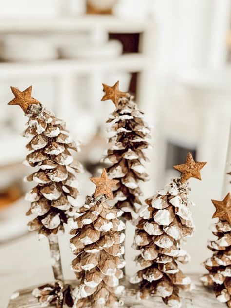 Pinecone Decorations Diy, Pinecone Christmas Trees, Diy Advent Wreath, Pinecone Christmas Tree, Trees Craft, Pine Cone Christmas Decorations, Pinecone Centerpiece, Tree Centerpiece, Pinecone Crafts Christmas