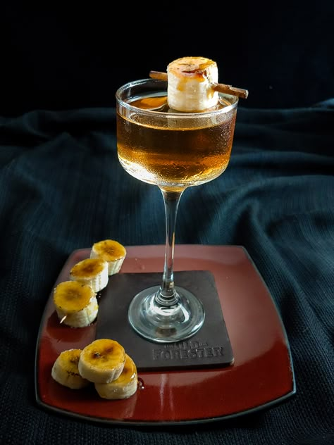 Bananas Foster Cocktail, Brut Cocktails, Cool Cocktail Garnish Ideas, Unique Cocktail Garnish, Cocktail Garnish Ideas, Flambe Desserts, Garnish Drink, Banana Cocktail, Cocktail Presentation