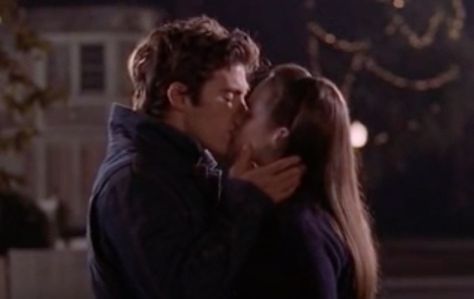 FAVORITE KISS OF THE WHOLE SERIES!! Not gonna lie, I cheered when I watched this scene. (Plus the way he says "Come here" before she leaves<3) Jess Gilmore, Gilmore Girls Jess, Gilmore Guys, Rory And Jess, Jess Mariano, Quotes Celebrities, Milo Ventimiglia, Celebrities Fashion, Mazzy Star