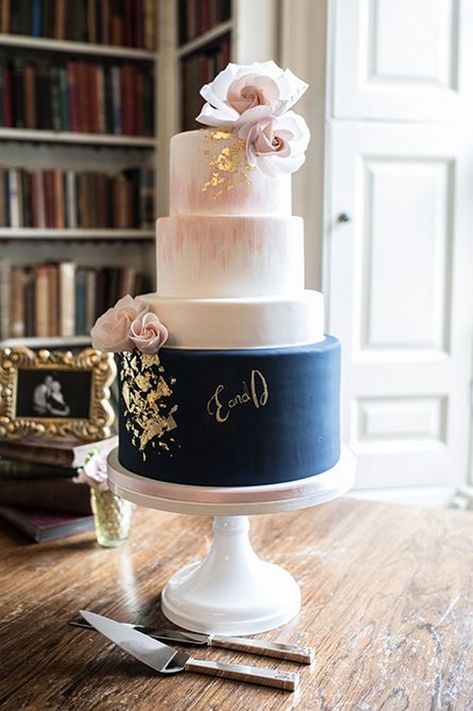 Vintage wedding cake ideas Wedding Cake Dark, Navy Blue Wedding Cakes, Cakes Unique, Cakes Simple, Wedding Cake Navy, Burgundy Wedding Cake, Blush Wedding Cakes, Blue And Blush Wedding, Dark Blue Wedding