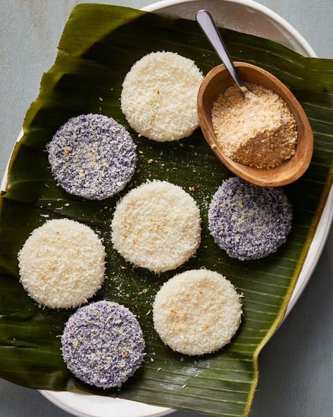 Cakes With Coconut, Palitaw Recipe, Recipe With Coconut Milk, Filipino Rice, Holiday Dessert Table, Sweet Sticky Rice, Christmas Potluck, Rice Cake Recipes, Savory Rice