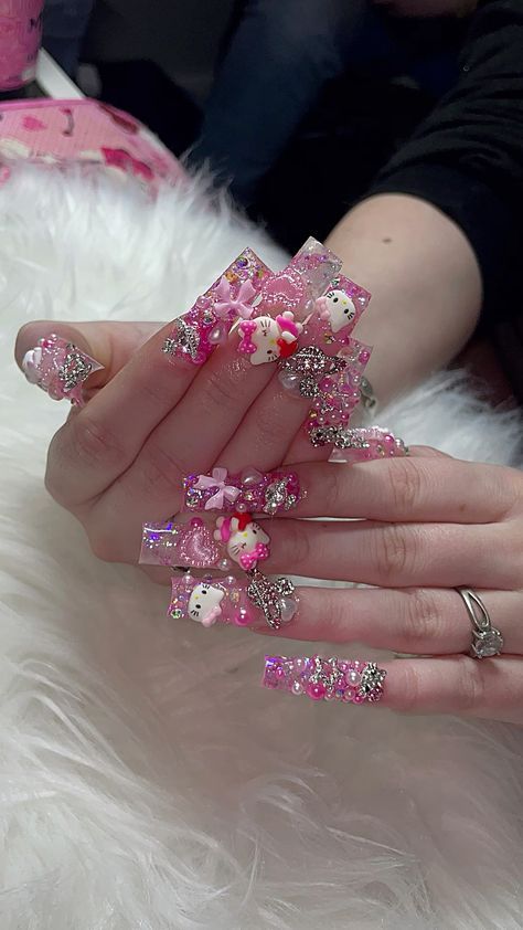 nail art Hello Kitty Nails Acrylic 3d, Pink And White Junk Nails, Pink Nails With Hello Kitty Charms, Nail Inspo Junk Nails, Yk2 Nails Hello Kitty, Kawaii Hello Kitty Nails, Nails With Charms Hello Kitty, Junk Nails Hello Kitty, Hello Kitty Nail Charms