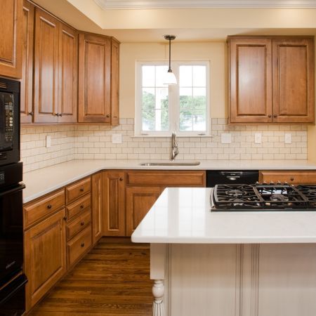 Maple Kitchen Cabinets With White Quartz, Maple Cabinets With White Countertops, Maple Kitchens, Kitchen Cabinet Refacing, Glazed Kitchen Cabinets, Maple Kitchen Cabinets, Old Kitchen Cabinets, Kitchen Updates, Maple Kitchen