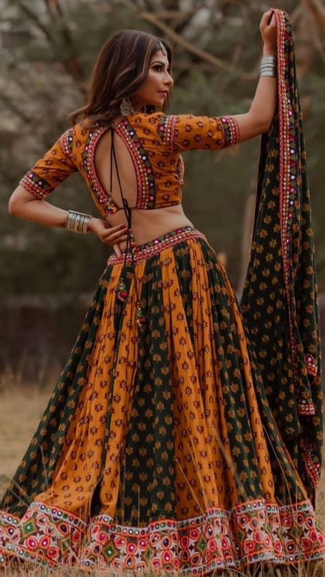 Chaniya Pattern, Garba Dresses, Dandiya Dress, Choli Blouse Design, Garba Outfit, Garba Dress, Bandhani Dress, Black Lehenga, Indian Outfits Lehenga