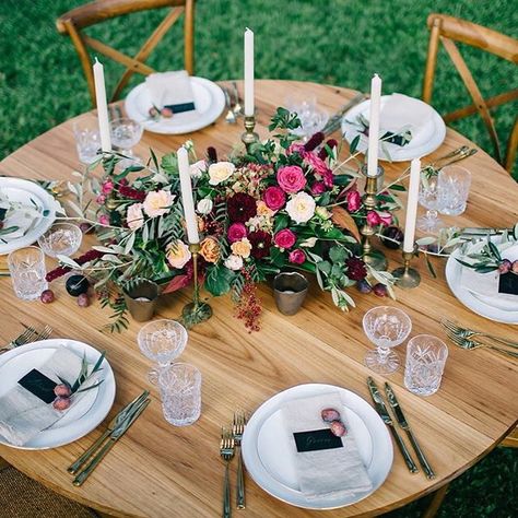 INSPIRATION | Over the next four hours, we will be sharing a peek at the current trends for grown-up soirees over on the @confettifair page. They will be fresh from our gorgeous winter issue! Image via @pruefranzmann, styled by @clweddingsandevents. #eventtrend #weddingtrend #trend #whitecfttakeover #diyevent #partyplanning #confettifair #whitemagazine #whitemag #inspiration Ramadan Table Decor, Campground Wedding, Colorful Table Setting, Candle Table Centerpieces, Circle Table, Wedding Floral Centerpieces, Dinner Table Decor, Beautiful Table Settings, Wedding Hire