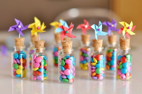 These are so cute! You take a tiny glass jar, full it with chocolate covered sunflower seeds, and cork it off. Then, you make a tiny pinwheel, and attach it with a slightly bent sewing pin! Pinwheels Party, Diy Stocking Stuffers, Advent Calendar Gifts, Diy Stockings, Small Glass Bottles, Stationery Inspiration, בר מצווה, Favors Diy, Diy Party